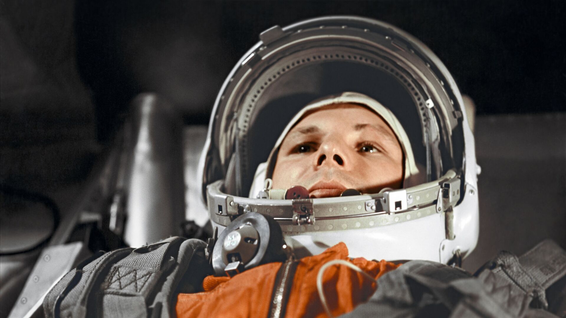 Космонавт Юрий Гагарин в кабине космического корабля Восток-1 перед стартом. Космодром Байконур, 12 апреля 1961 года. - Sputnik Латвия, 1920, 31.05.2021