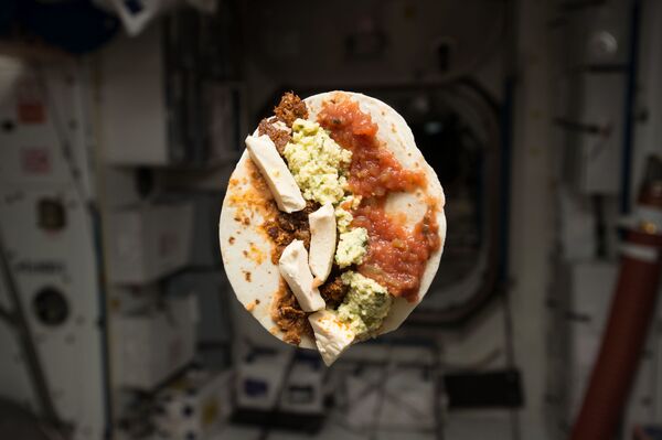 Завтрак американского астронавта Тимоти Леннарта Копры на МКС. - Sputnik Латвия
