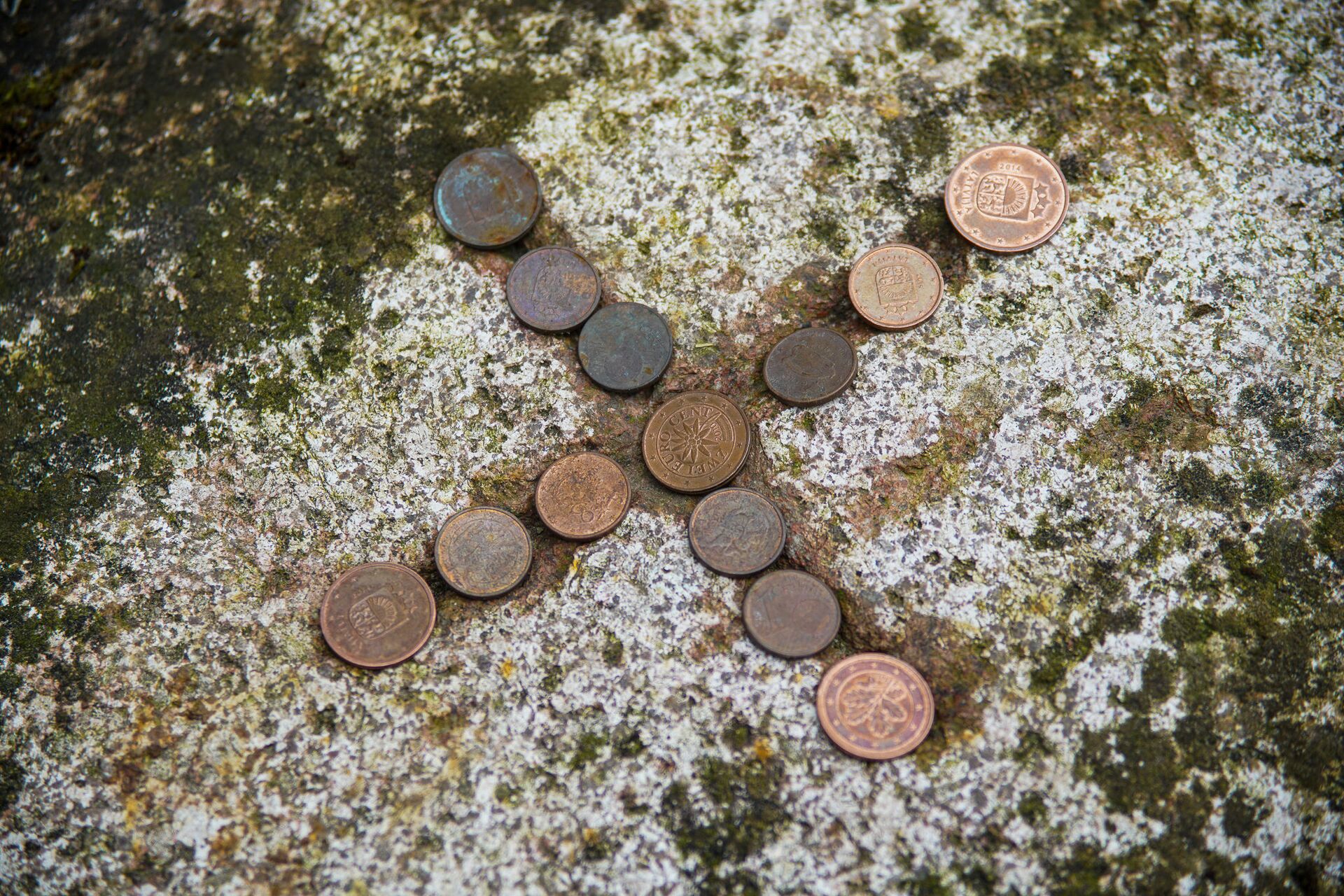 На камнях принято оставлять монетки на счастье - Sputnik Латвия, 1920, 01.06.2021