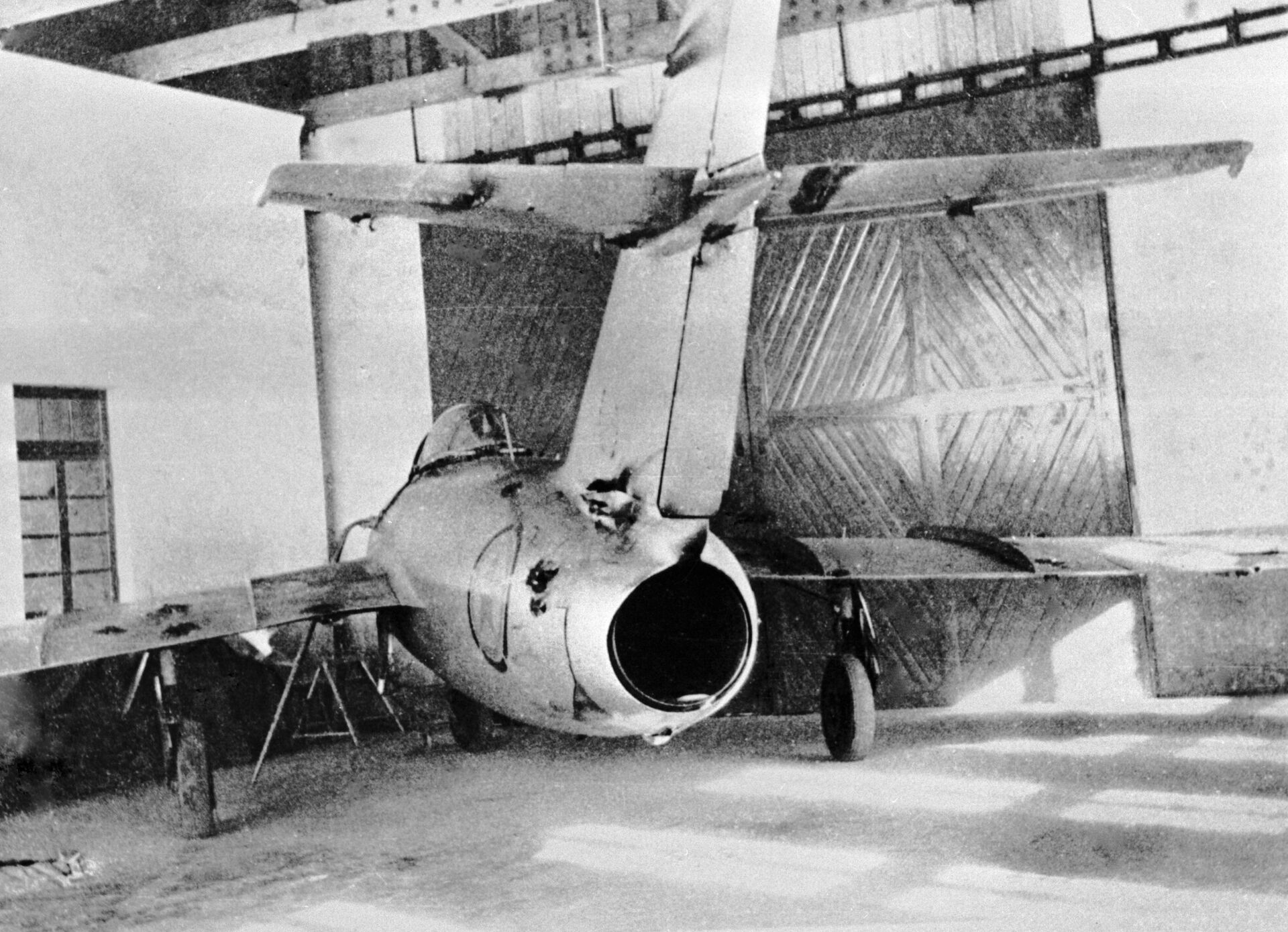 Cоветский истребитель МиГ-15 с пробоинами после воздушного боя во время войны в Корее. - Sputnik Latvija, 1920, 01.06.2021