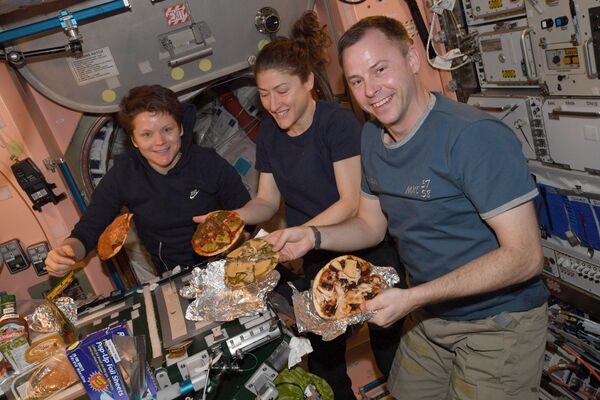 Picas gatavošanas process kosmosā neatšķīrās no ierastā, tiesa, krāsns izskatās nedaudz citādāk, un pati pica var aizlidot. - Sputnik Latvija