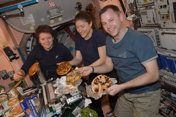 Picas gatavošanas process kosmosā neatšķīrās no ierastā, tiesa, krāsns izskatās nedaudz citādāk, un pati pica var aizlidot. Picas gatavošanas process kosmosā neatšķīrās no ierastā, tiesa, krāsns izskatās nedaudz citādāk, un pati pica var aizlidot. - Sputnik Latvija