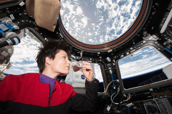Itālijas astronaute Samanta Kristoforeti dzer kafiju no speciālas kafijas tases - Sputnik Latvija