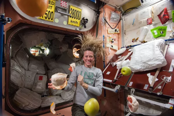 Amerikāņu astronaute Karene Naiberge ar lidojošiem augļiem Amerikāņu astronaute Karene Naiberge ar lidojošiem augļiem - Sputnik Latvija