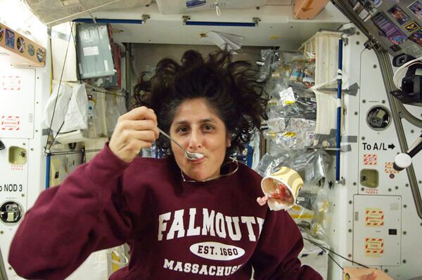 Amerikāņu astronaute Sunita Viljamsa ēd saldējumu - Sputnik Latvija