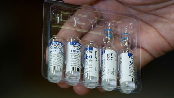 Ампулы с вакциной Спутник V  - Sputnik Латвия