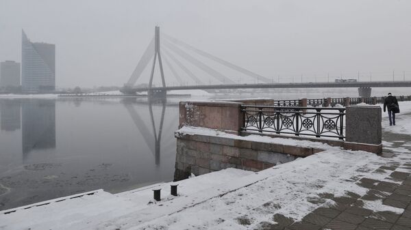 Вид с набережной 11 ноября на Вантовый мост, реку Даугава и центральное здание банка Сведбанк - Sputnik Латвия