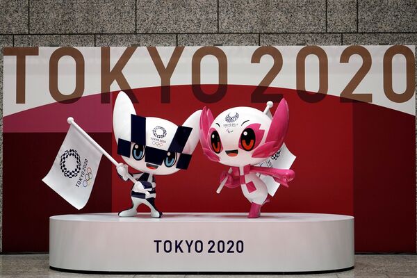 Фигуры талисманов летней Олимпиады в Токио Miraitowa и Someity во время мероприятия по случаю 100 дней до Олимпийских игр в Токио  - Sputnik Латвия