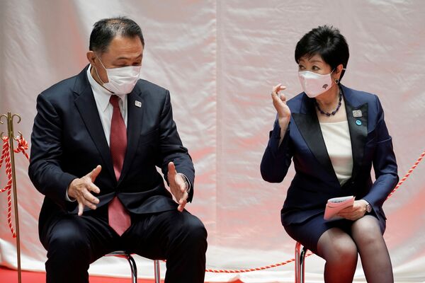 Председатель Олимпийского комитета Японии Ясухиро Ямасита и мэр Токио Юрико Коикэ на мероприятии по случаю 100 дней до Олимпийских  игр в Токио  - Sputnik Латвия
