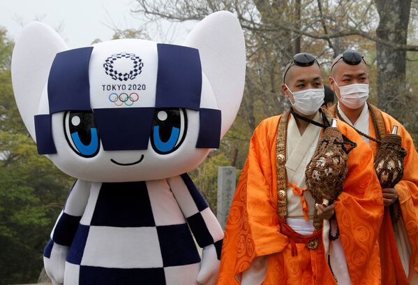 Талисман летней Олимпиады в Токио Miraitowa и буддийские монахи на мероприятии по случаю 100 дней до Олимпийских  игр в Токио  - Sputnik Латвия