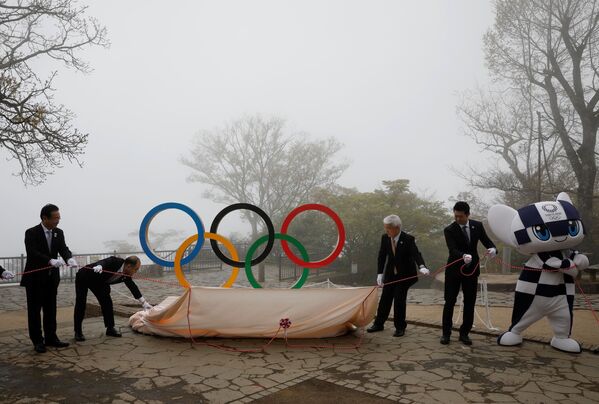 Презентация монумента Олимпийских колец на горе Такао на мероприятии по случаю 100 дней до Олимпийских  игр в Токио  - Sputnik Латвия
