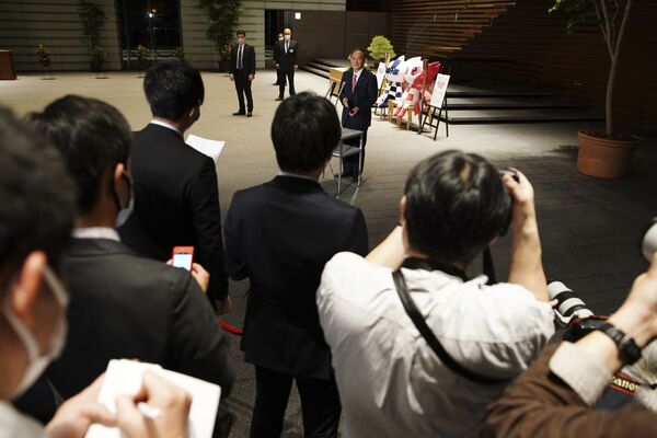 Премьер-министр Японии Есихидэ Суга на пресс-конференции с талисманами летней Олимпиады в Токио  - Sputnik Латвия