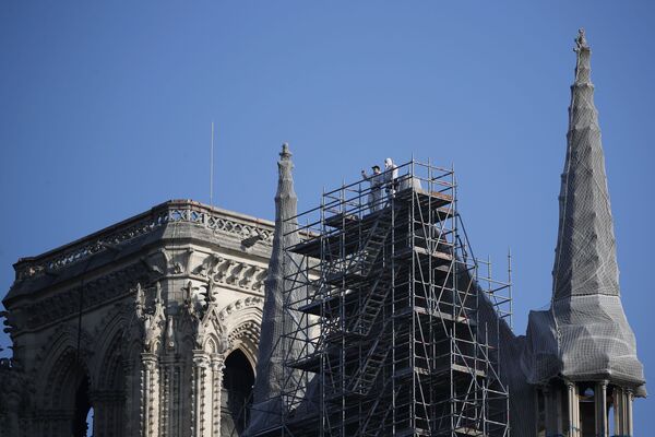 Parīzes Dievmātes katedrāli iejož dzelzs sastatnes  - Sputnik Latvija