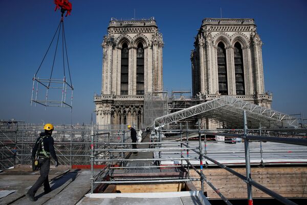 Ugunsgrēkā cietusī Parīzes Dievmātes katedrāles daļa - Sputnik Latvija