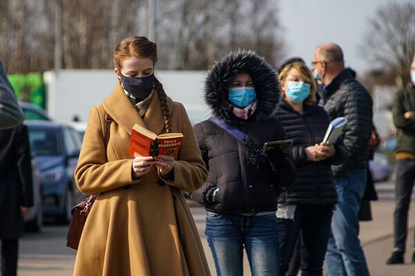 Люди стоят в очереди на прививку от COVID-19 в Риге. - Sputnik Латвия