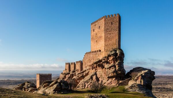 Замок Сафра XIII века, расположенный в испанской провинции Гвадалахара - Sputnik Латвия