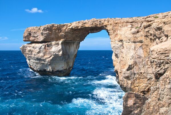 Скальная арка Лазурное окно на острове Гоцо — символ Мальты - Sputnik Латвия