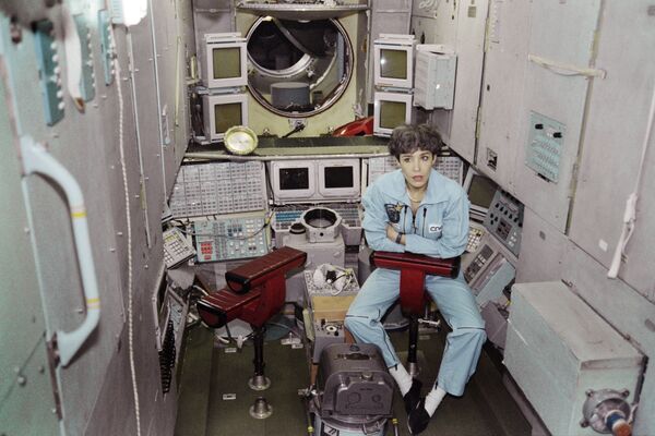 Первая женщина-космонавт Франции Клоди Эньере - Sputnik Латвия