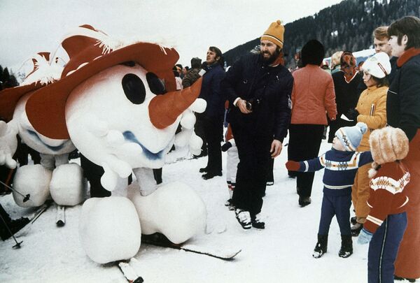 1976. gada ziemas Olimpiskās spēles notika Insbrukā, Austrijā. Pirmo reizi tajās parādījās talismans – Sniegavīrs ar rokām un kājām. Galvā tas nēsāja sarkanu cepuri - Sputnik Latvija