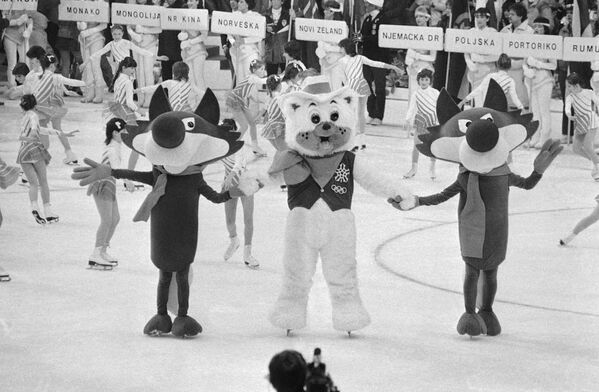 1984. gada ziemas spēles Dienvidslāvijā. Talismans – vilcēns Vučko. Tam vajadzēja simbolizēt cilvēka un dzīvnieka draudzīgās attiecības - Sputnik Latvija