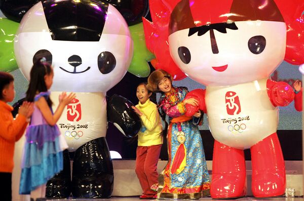 2008. gada Olimpiskās spēles notika Pekinā. To aizbildņi bija pieci bērni: Bej-Bejs, Czin-Czins, Huan-Huans, In-Ins un Ni-Ni. Tās bija piecas dabas stihijas: ūdens, mežs, uguns, zeme un debesis - Sputnik Latvija