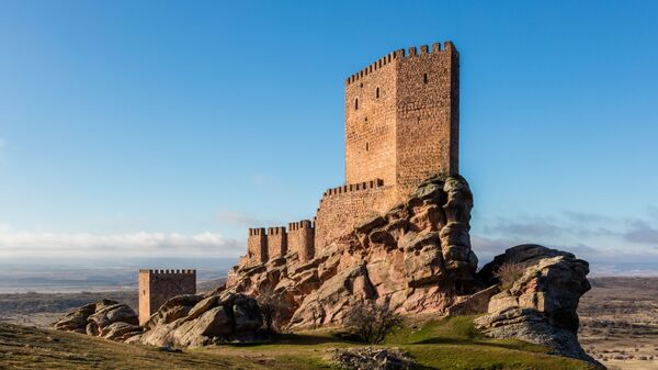 Замок Сафра XIII века, расположенный в испанской провинции Гвадалахара - Sputnik Latvija