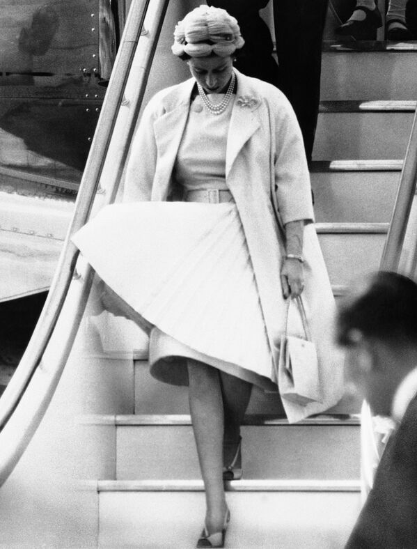 Королева Великобритании Елизавета II в аэропорту Лондона, 1959 год - Sputnik Латвия