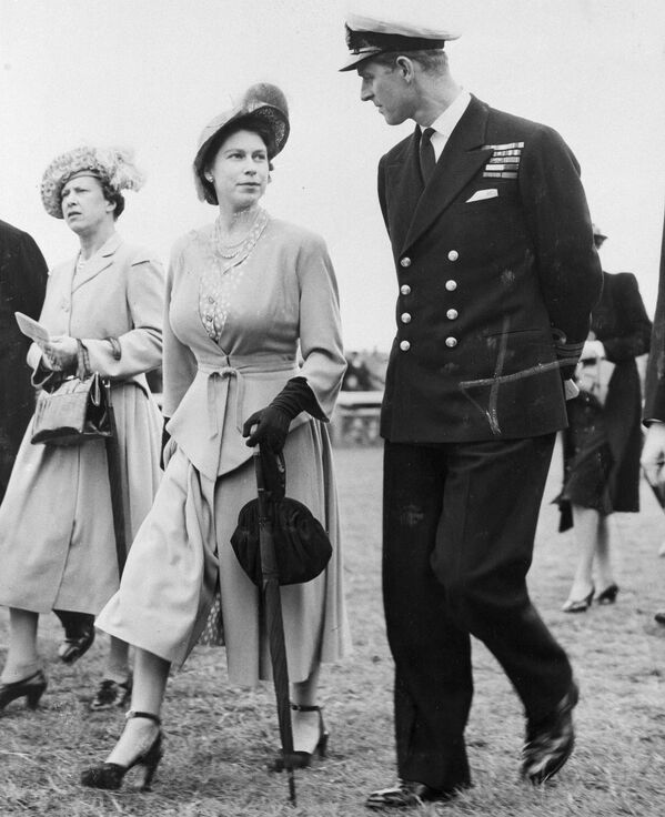 Принцесса Елизавета и герцог Эдинбургский гуляют по ипподрому Эпсома - Sputnik Латвия