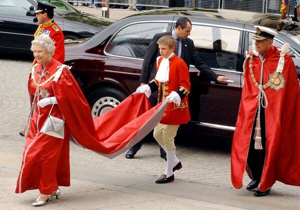 Королева Великобритании Елизавета II и герцог Эдинбургский прибывают в собор Святого Павла в Лондоне, 2004 год - Sputnik Латвия