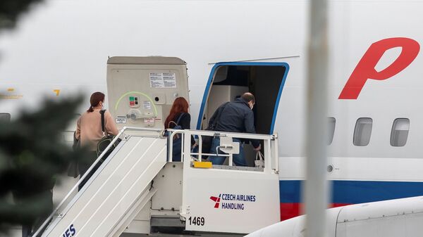 Российские дипломаты заходят в самолет авиакомпании Россия в аэропорту Праги - Sputnik Латвия