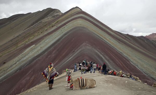 Туристы на фоне Радужной горы в Перу. - Sputnik Латвия
