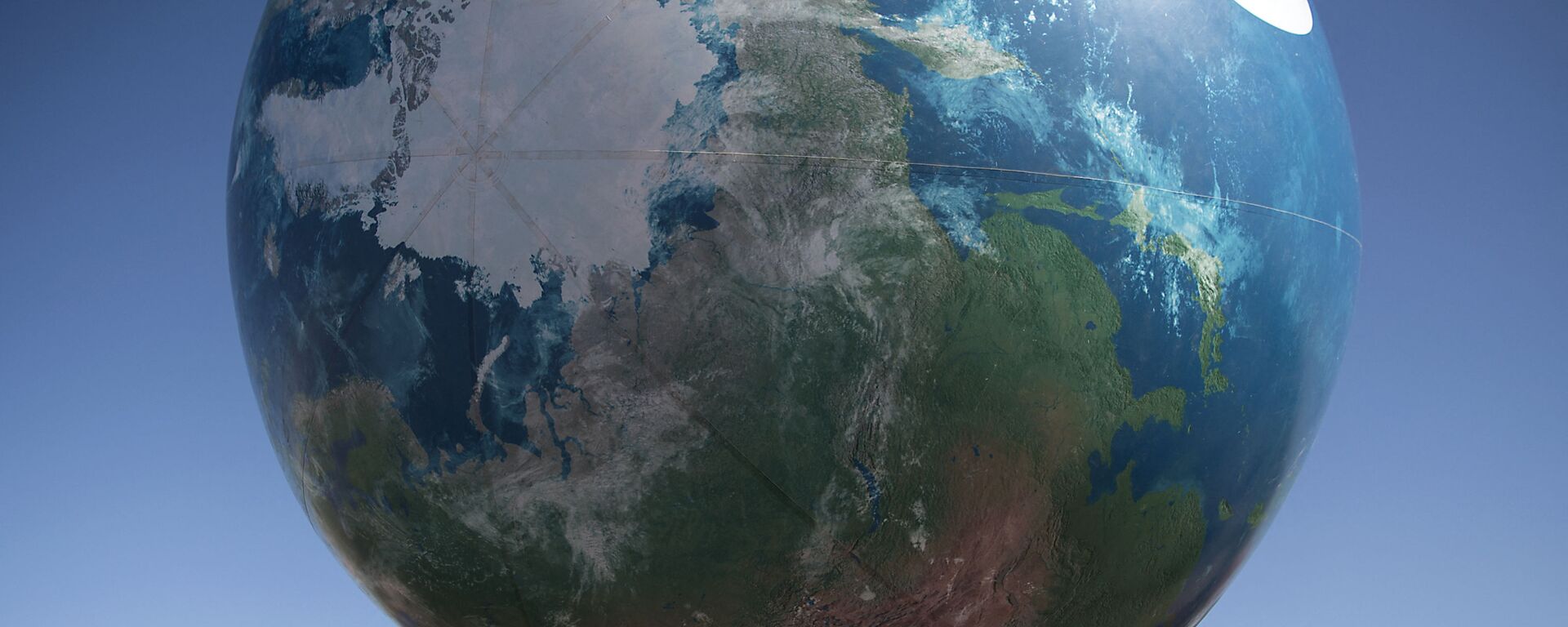 Члены всемирной конференции ООН по вопросам изменения климата с макетом Земли - Sputnik Латвия, 1920, 18.02.2023