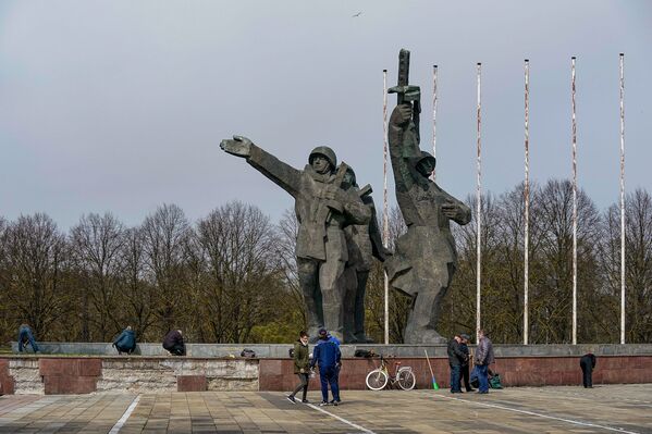Lielā talka pie pieminekļa Rīgas Atbrīvotājiem - Sputnik Latvija