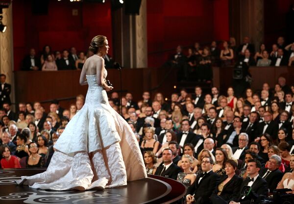 Dženifera Lourensa Oskara pasniegšanas ceremonijā 2013. gadā. Rožainais Christian Dior mākslas darbs ir pati dārgākā kleita visā Oskaru vēsturē - Sputnik Latvija
