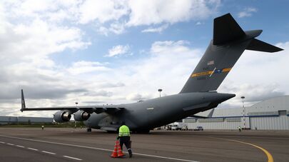 Американский военно-транспортный самолет Boeing C-17 Globemaster III, доставивший партию из 50 аппаратов искусственной вентиляции легких из США, в аэропорту Внуково в Москве.