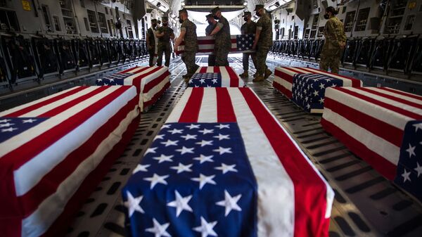 Гробы погибших американских военнослужащих в самолете C-17 Globemaster III ВВС США на авиабазе морской пехоты Мирамар - Sputnik Latvija