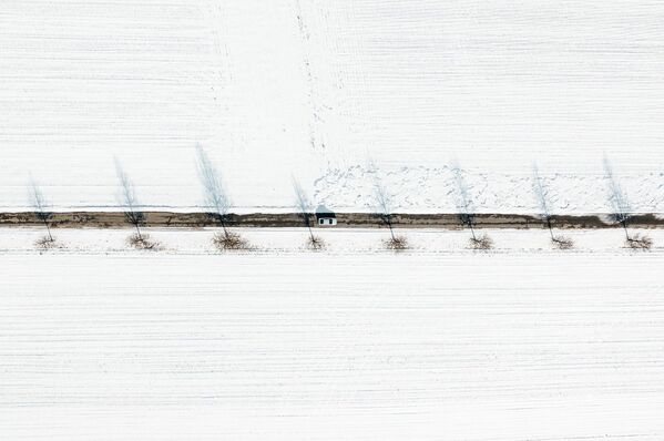 Autoceļš starp sniegotiem laukiem - Sputnik Latvija