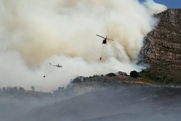 Helikopteri nomet ūdeni pār liesmām Helikopteri nomet ūdeni pār liesmām - Sputnik Latvija