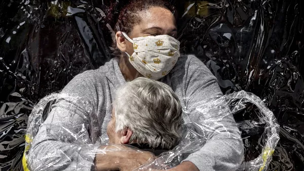 Снимок The First Embrace датского фотографа Mads Nissen, победивший в конкурсе World Press Photo 2021 и занявший первое место в категории General News - Sputnik Latvija