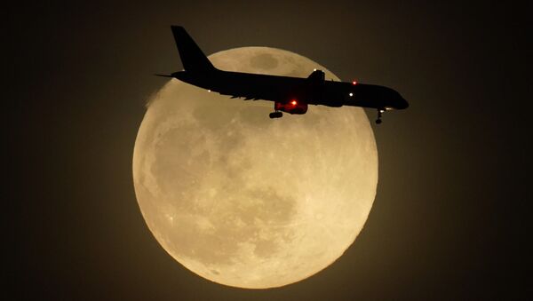 Lidmašīna Mēness fonā Luisvilā, ASV - Sputnik Latvija