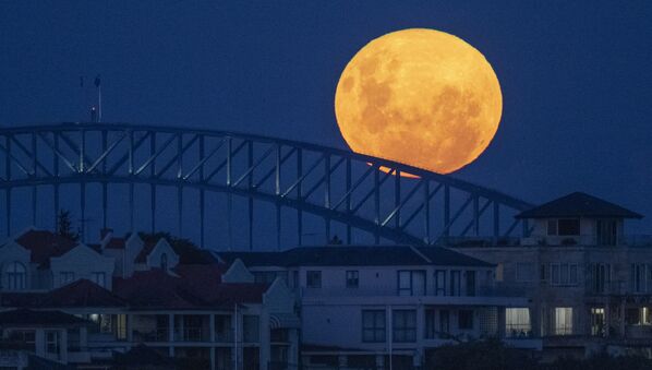 Mēness virs Hārborbridža tilta Sidnejā, Austrālijā - Sputnik Latvija