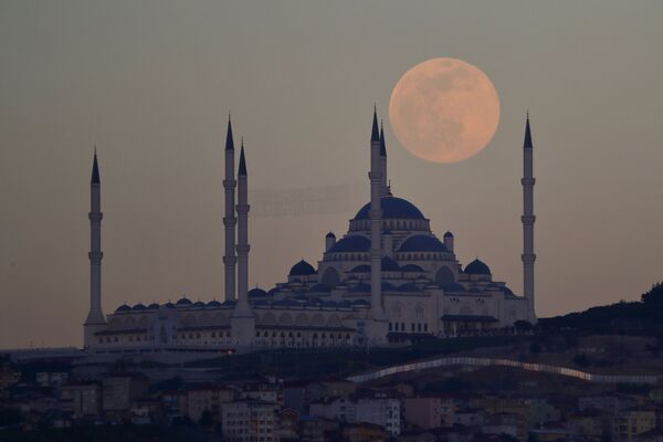 Полная луна над мечетью Камлика в Стамбуле - Sputnik Латвия