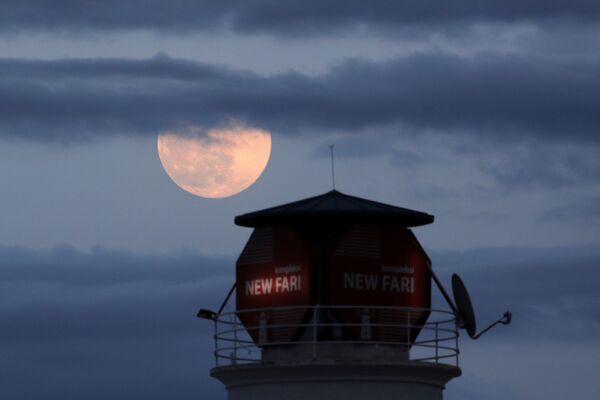 Rožainais mēness pie bākas Tirānā, Albānija - Sputnik Latvija