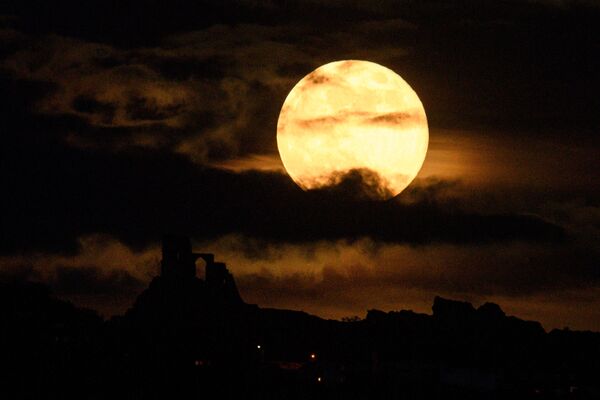 Луна яркого желтого цвета поднимается над замком Моу Коп в центральной Англии - Sputnik Латвия