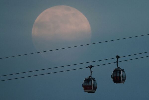 Pilnmēness virs gaisa trošu tilta Londonā  - Sputnik Latvija