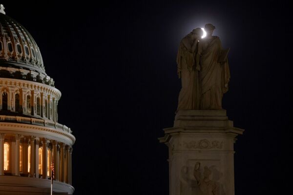 Mēness veido nimbu aiz miera monumenta pie Kapitolija – tā figūras simbolizē bēdas un vēsturi - Sputnik Latvija