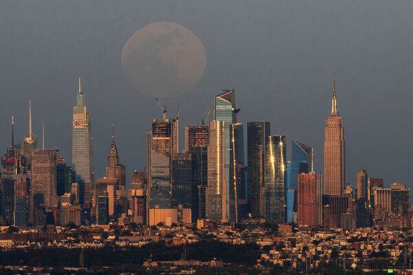 Полная луна поднимается над Нью-Йорком - Sputnik Латвия