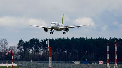 Самолет латвийской авиакомпании airBaltic заходит на посадку в аэропорт Рига