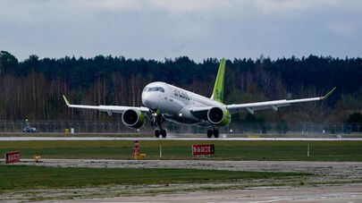 Самолет латвийской авиакомпании airBaltic заходит на посадку в аэропорт Рига