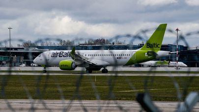 Самолет латвийской авиакомпании airBaltic заходит на посадку в аэропорт Рига